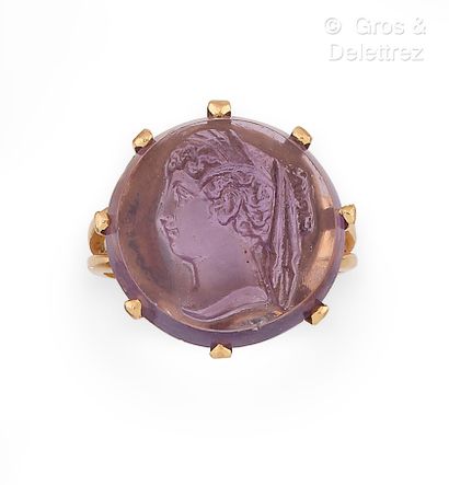 null Yellow gold ring, decorated with a cameo on glass representing a woman in profile....