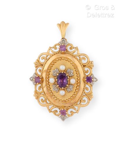 null Yellow and white gold brooch pendant, consisting of a striated medallion in...