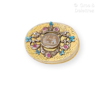 null Germany, end of the XIXth century - Box in vermeil surmounted by a cameo on...