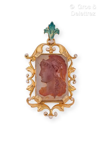 null Yellow gold pendant decorated with foliage, adorned with a cameo on two-tone...