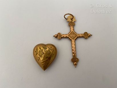 null Lot en métal plaqué, composé d’une croix et d’un cœur à décor martelé et ciselé...