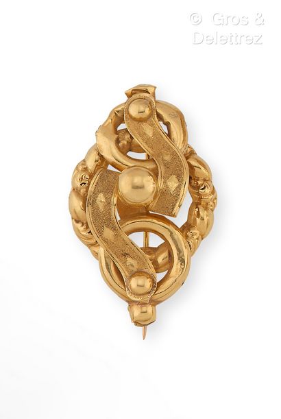 null Brooch in yellow gold chased with ribbons. Dimensions : 3,9 x 2,3 cm. Gross...
