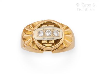 null Yellow gold ring, enriched with three brilliant-cut diamonds. Circa 1940. Finger...