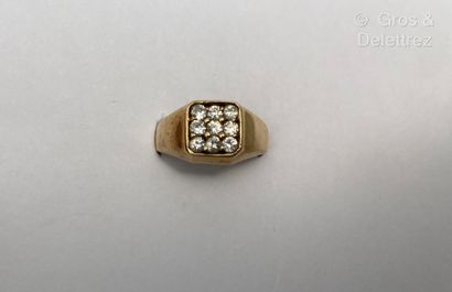 null Two damaged gold ring settings. One in white gold, set with old-cut diamonds...