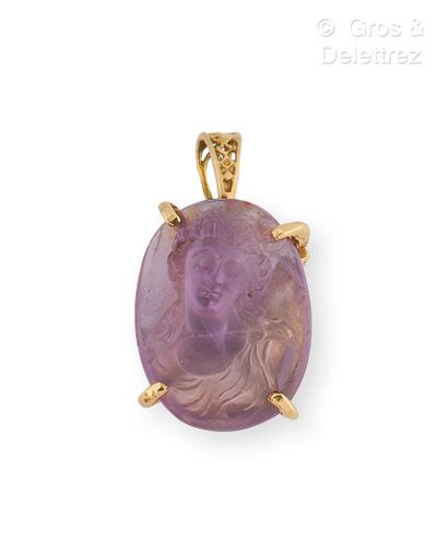 null Yellow gold pendant, decorated with a cameo on amethyst representing the bust...