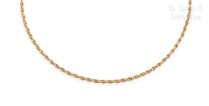 null Yellow gold chain with twisted mesh. Length : 47 cm. P. 10,3g.