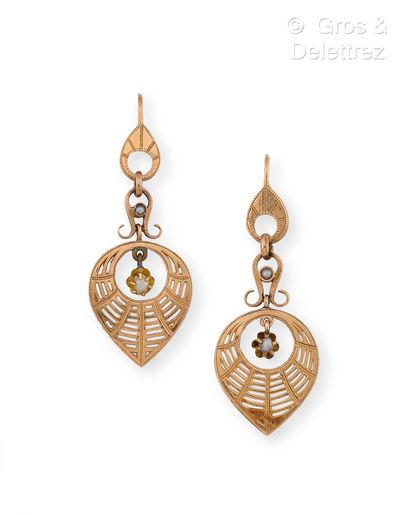 null Pair of earrings in yellow gold filigree with leaves and pearls. Length : 4,5...