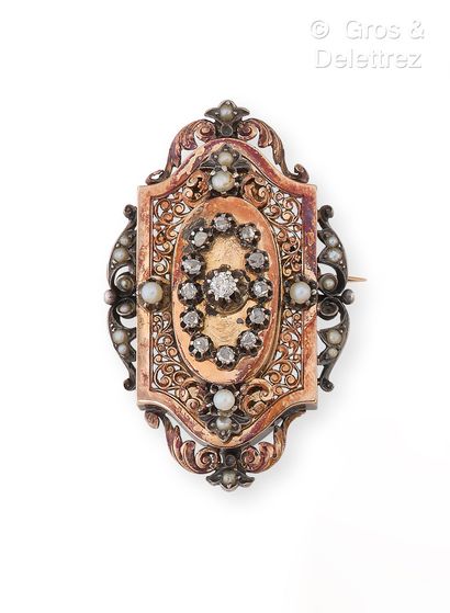 null Polylobed brooch in pink gold and silver, openwork scrolls highlighted with...