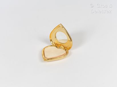 YVES SAINT LAURENT Paris Poudrier « cœur » en métal doré surmonté d’importants strass...
