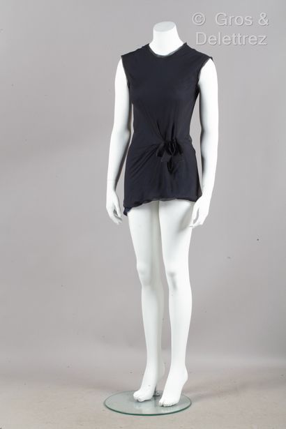 LANVIN Mini-robe sans manche en crêpe mousseline noir, encolure ronde, petites hanches...