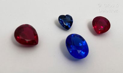 null Lot de quatre pierres de synthèse de couleur bleue et rouge de formes ovale,...