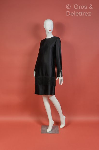 Jeanne LANVIN La Boutique de Robe en soie noire ornée de franges à la couleur d’inspiration...