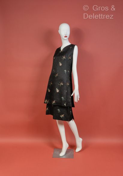 Jean PATOU Ensemble faux-deux pièces composé d’une robe en soie façonnée noire, brodée...