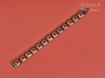 Yves SAINT LAURENT Bracelet articulé en métal argenté noirci enchâssé de strass rouge....