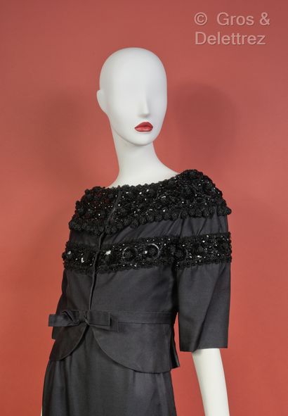 Jeanne LANVIN par Castillo Ensemble en soie noire composé d’une veste courte partiellement...