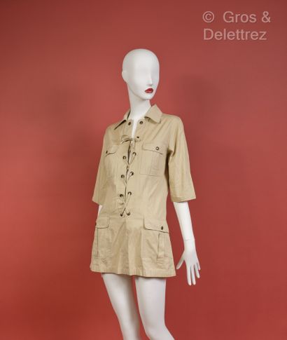 Yves SAINT LAURENT Variation Robe «Saharienne» en coton beige. Griffe blanche, graphisme...
