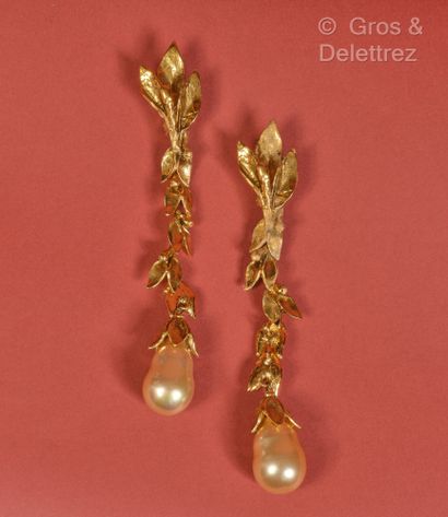 Yves SAINT LAURENT Paire de pendants d’oreille en métal doré à motif floral retenant...
