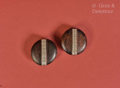 Yves SAINT LAURENT Paire de clips d’oreille circulaire en bois brun et motif barrette...