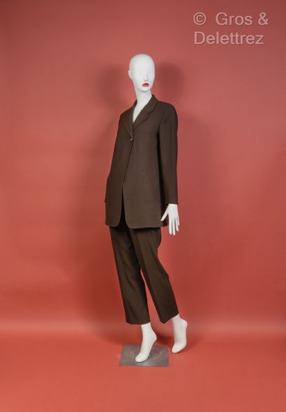 KENZO Paris Tailleur en laine kaki, composé d’une veste longue et d’un pantalon droit....