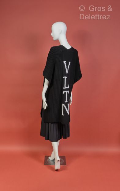 VALENTINO Outfit consisting of a black knitted over-size cardigan with white House...