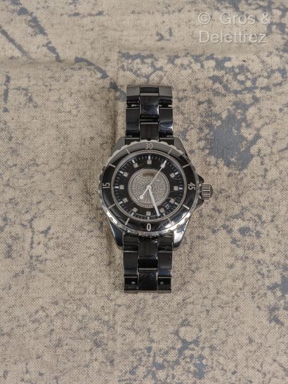 CHANEL Swiss made « J12 » Bracelet-montre en acier et céramique noire, boîtier rond...