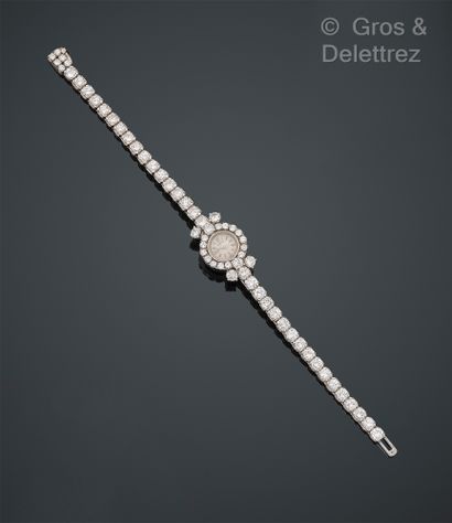 OMEGA, vers 1950 Bracelet-montre de dame en or gris 750 millièmes entièrement sertie...