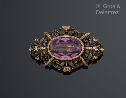 Travail du XIXe siècle Oval brooch in yellow gold 585 and 750 thousandths and silver...