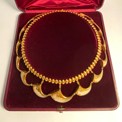 Travail du XIXe siècle Necklace drapery in yellow gold satin 750 thousandths with...
