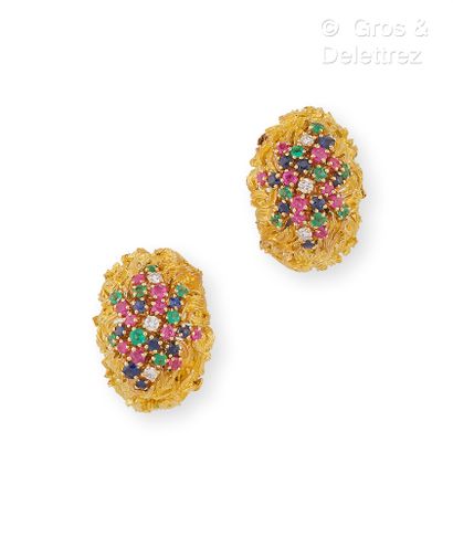 null Pair of curved ear clips in yellow gold 750 thousandths with textured decoration...