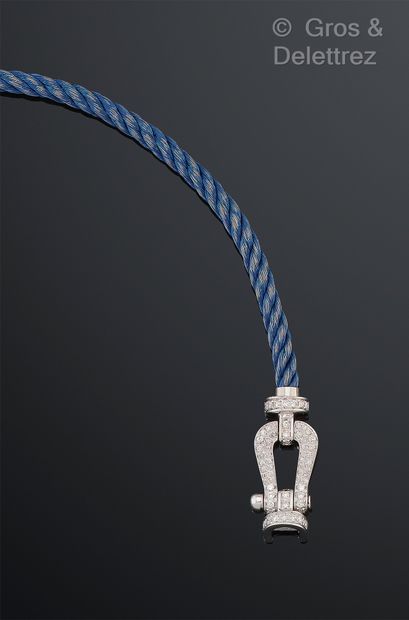 null Bracelet en acier torsadé bleu agrémenté d’un fermoir « Manille » en or gris...