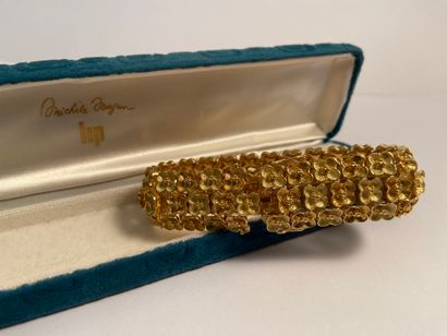 MICHELE MORGAN (1920-2016) « Hortensia », vers 1970 Bracelet ruban en or jaune texturé...