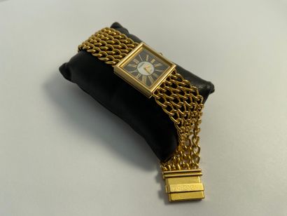 CHANEL Swiss made « Mademoiselle » Bracelet-montre en or jaune 750 millièmes, boîtier...