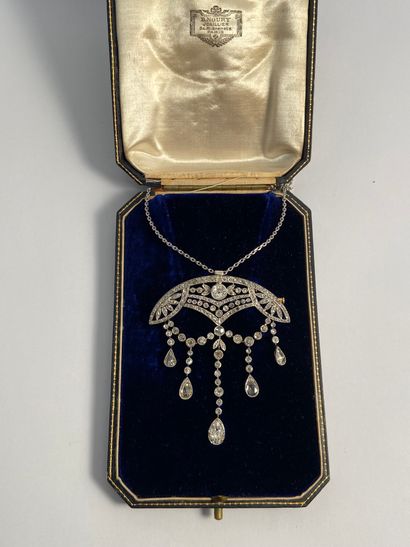 Attribuée à la Maison NOURY, vers 1890-1900 Broche-Pendentif Belle Époque en or gris...