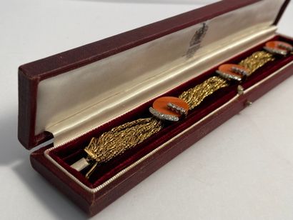 ASPREY, Années 1970 Bracelet en or jaune et or gris 750 millièmes composé de sept...