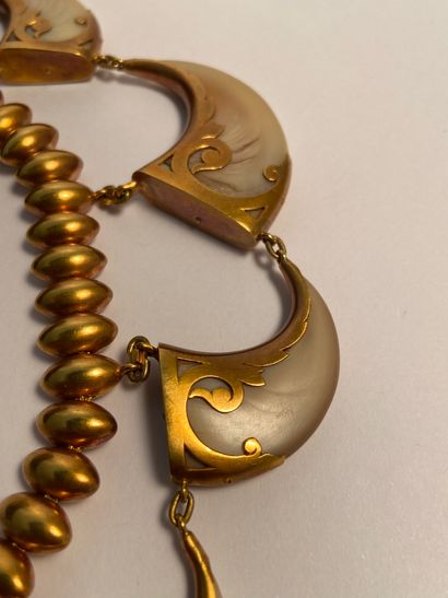 Travail du XIXe siècle Collier draperie en or jaune satiné 750 millièmes à maillons...
