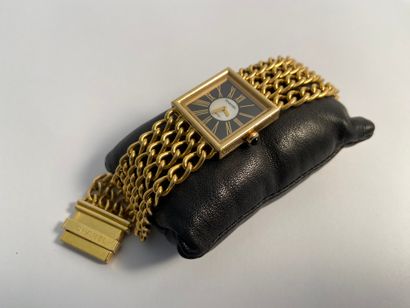 CHANEL Swiss made « Mademoiselle » Bracelet-montre en or jaune 750 millièmes, boîtier...