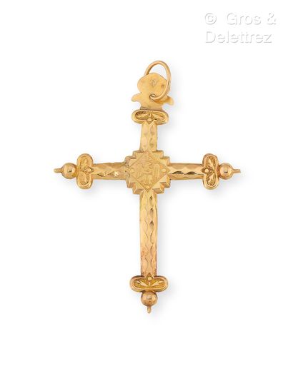 Travail régional du XIXe siècle Pendentif « Croix Jeannette » en or jaune 585 millièmes,...