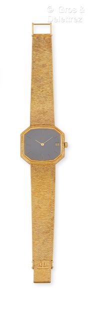 BAUME & MERCIER, vers 1970 Bracelet-montre en or jaune 750 millièmes, boîtier hexagonal...
