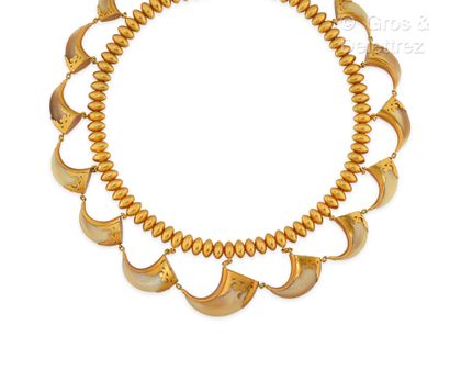 Travail du XIXe siècle Necklace drapery in yellow gold satin 750 thousandths with...