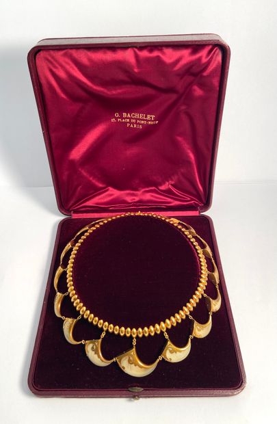 Travail du XIXe siècle Necklace drapery in yellow gold satin 750 thousandths with...