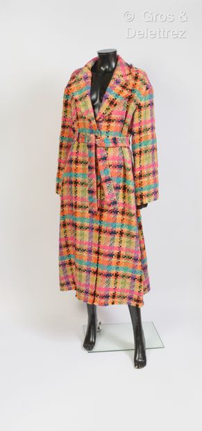 ETRO Collection Pre-Fall 2020
Manteau oversize en tweed multicolore à finitions frangées,...
