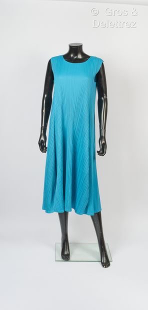 PLEATS PLEASE Robe sans manche en polyester plissé bleu ciel, encolure ronde. Griffe...