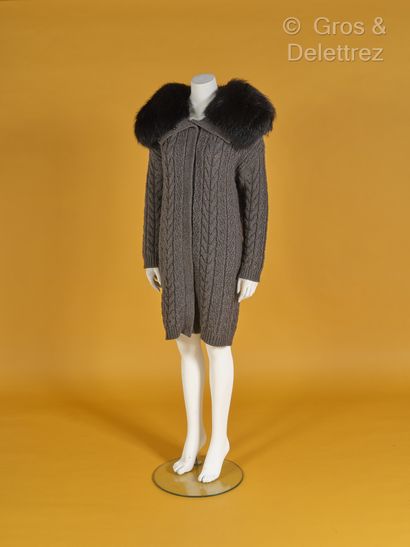 PRADA Collection Pre-Fall 2009
Long gilet en laine et cachemire chiné gris à torsade,...