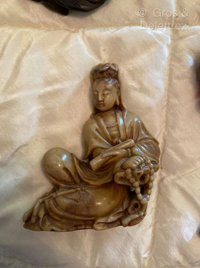 null Chine 
Sculpture en pierre de lard représentant une Guyanin alanguie 
Haut. :...