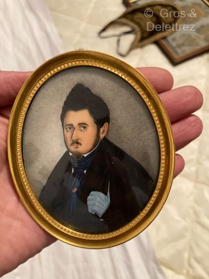 null Miniature 
École française vers 1840 
Portrait d’homme au gant 
Gouache ovale...