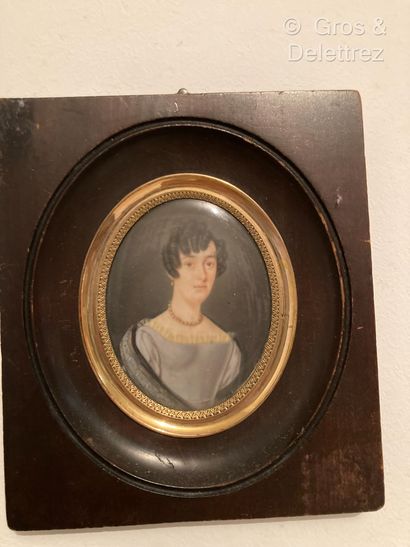 null Miniature
French school around 1820/1830
Portrait of a woman with a blue dress...