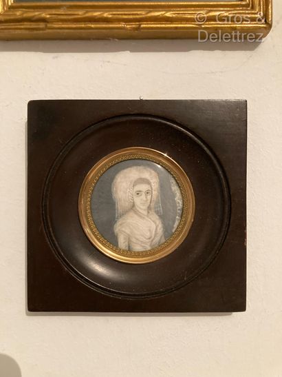 null Miniature 
École française vers 1810 
Portrait de femme à la coiffe blanche
Gouache
Diam. :...
