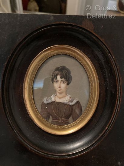 null Miniature 
École française vers 1825
Portrait de femme à la robe marron 
Gouache...