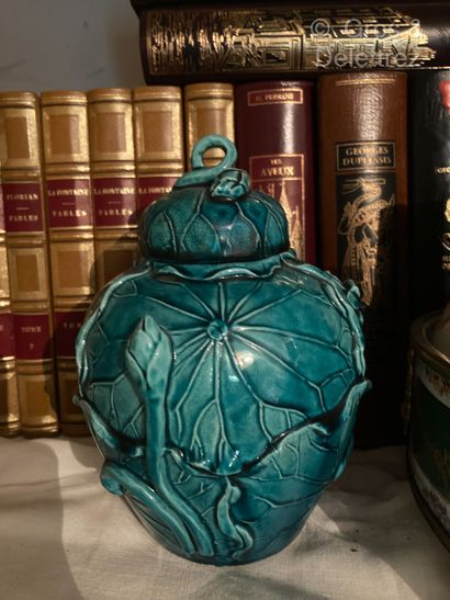 null Travail français vers 1900 
Pot couvert en porcelaine émaillée bleue turquoise...