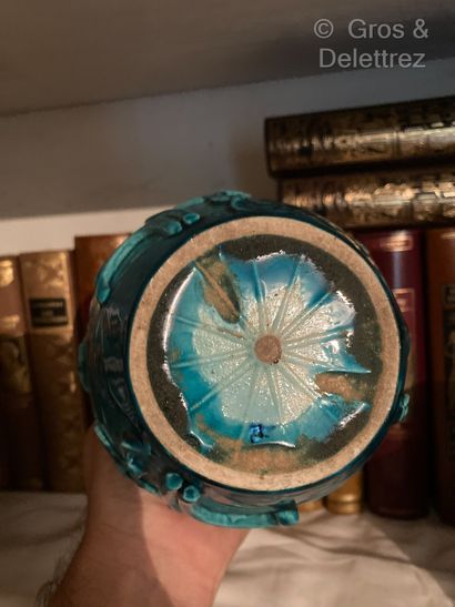 null Travail français vers 1900 
Pot couvert en porcelaine émaillée bleue turquoise...